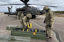 Trực thăng Apache của NATO phóng tên lửa Hellfire gần biên giới Nga