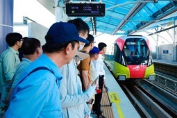 Tàu Nhổn - ga Hà Nội phải dừng chạy gần một giờ vì gặp sự cố