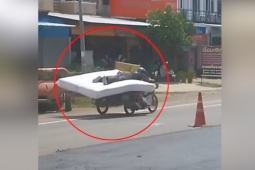 Clip: Hết hồn xe máy phiên bản giường nằm có 1-0-2