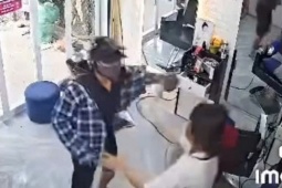 VIDEO: Người đàn ông túm tóc, tát liên tiếp vào mặt người phụ nữ