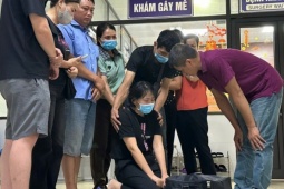 Người vợ quỳ gối tiễn biệt tạng của chồng