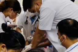 50 phút  ' nghẹt thở '  cứu sống ngoạn mục cụ bà 70 tuổi ngừng tim giữa chợ