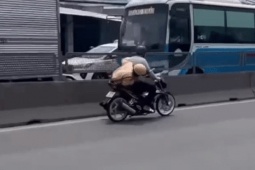 Chuyển cơ quan điều tra vụ CSGT bám vào yên xe máy một người đàn ông ở TP HCM
