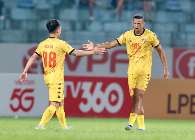 Lucao (bên phải) ghi 2 bàn giúp Hải Phòng có trận hòa cảm xúc trước chủ nhà Thể Công - Viettel