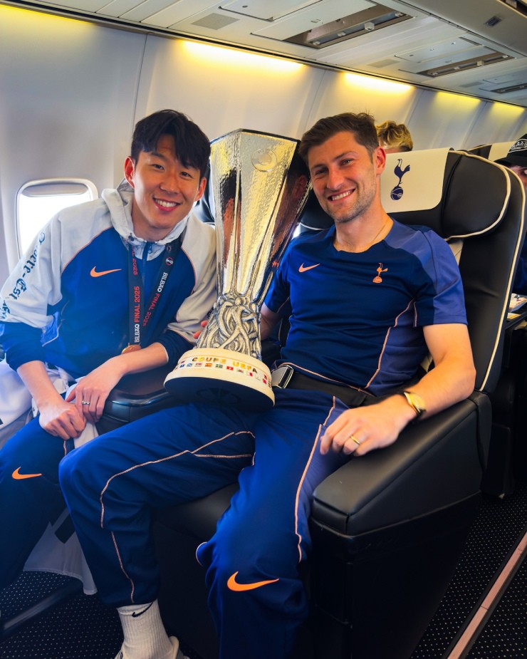 Son Heung Min ôm cúp vô địch không rời, Tottenham "quay xe" với HLV Postecoglou? - 6