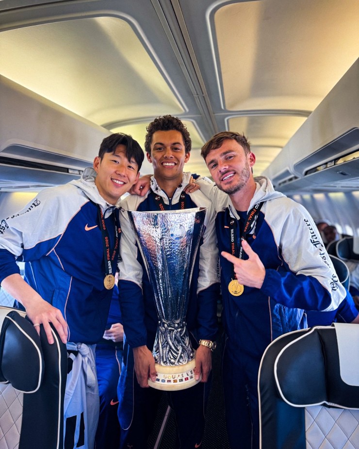 Son Heung Min và các cầu thủ Tottenham chụp ảnh bên chiếc cúp