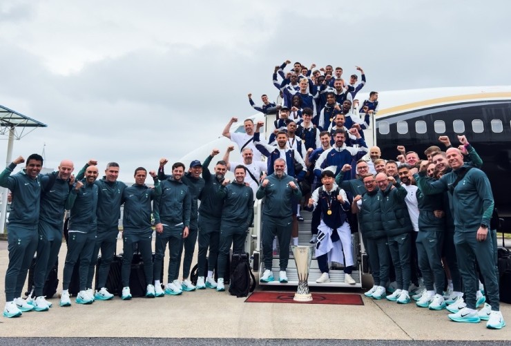 Toàn đội Tottenham chụp ảnh sau khi hạ cánh trở lại Anh