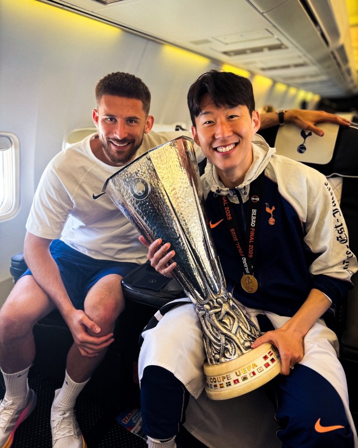 Son Heung Min ôm cúp vô địch không rời, Tottenham "quay xe" với HLV Postecoglou? - 8