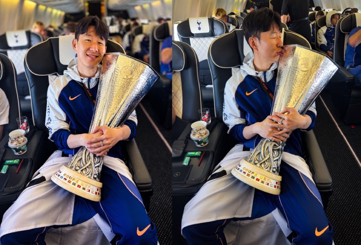 Tiền đạo người Hàn Quốc nâng niu chiếc cúp vô địch Europa League, danh hiệu lớn đầu tiên mà anh giành được trong sự nghiệp