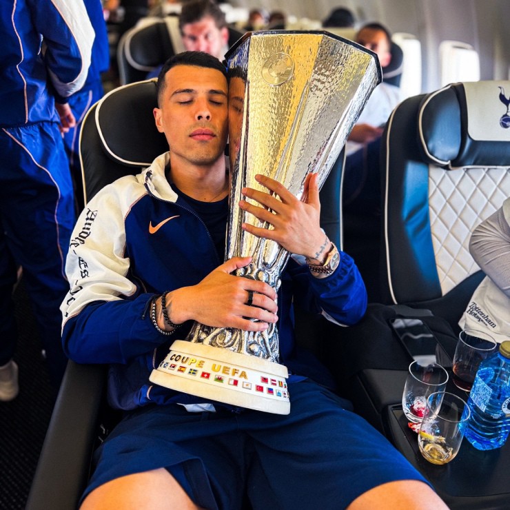 Son Heung Min ôm cúp vô địch không rời, Tottenham "quay xe" với HLV Postecoglou? - 10