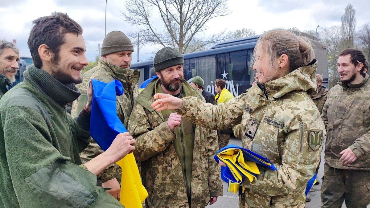 Ukraine chào đón tù bình được phía Nga trao đổi ở một địa điểm không xác định (ảnh: Reuters)
