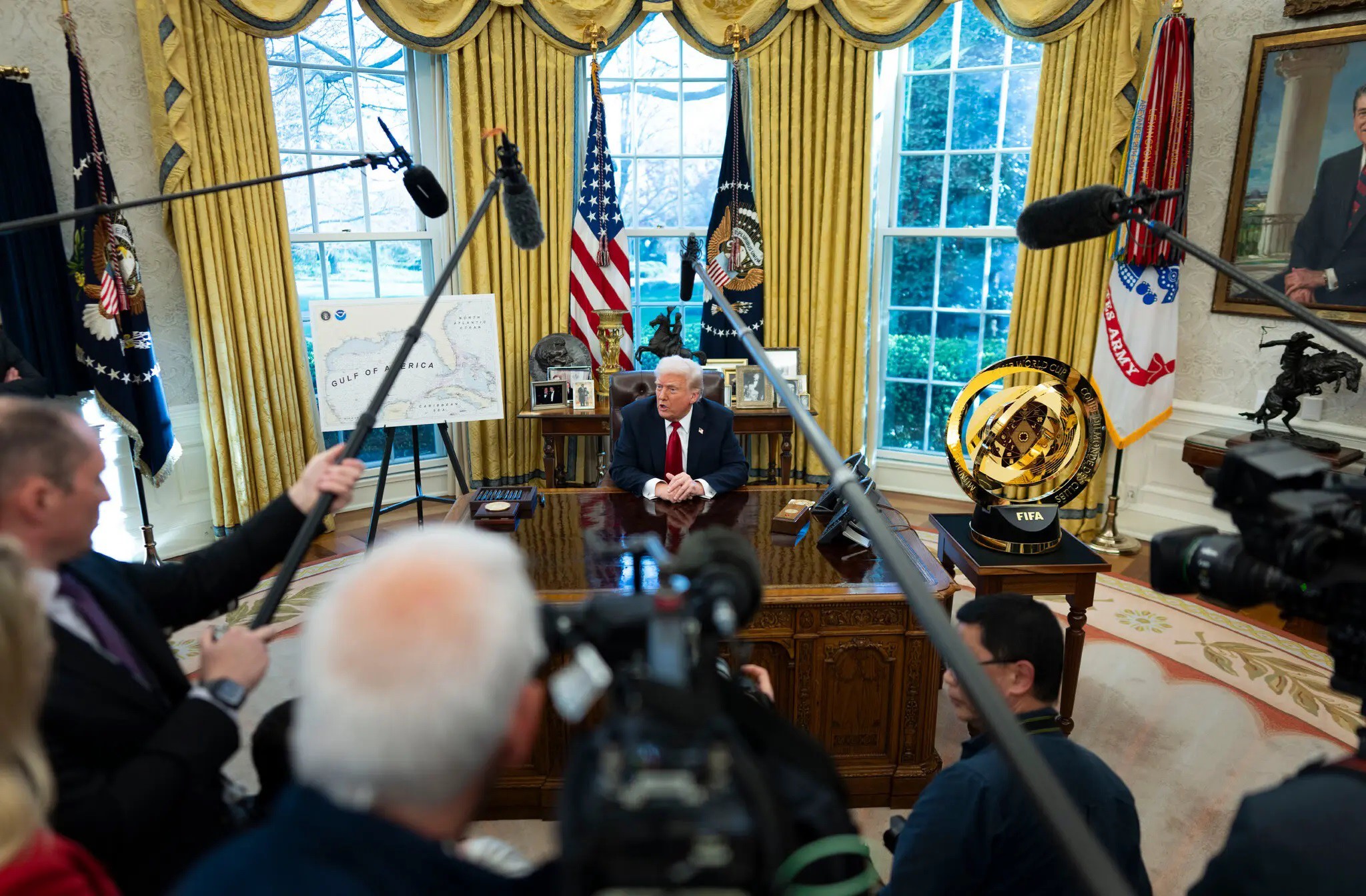 Ông Trump cảnh báo áp thuế EU lên tới 50% (ảnh: NYT)