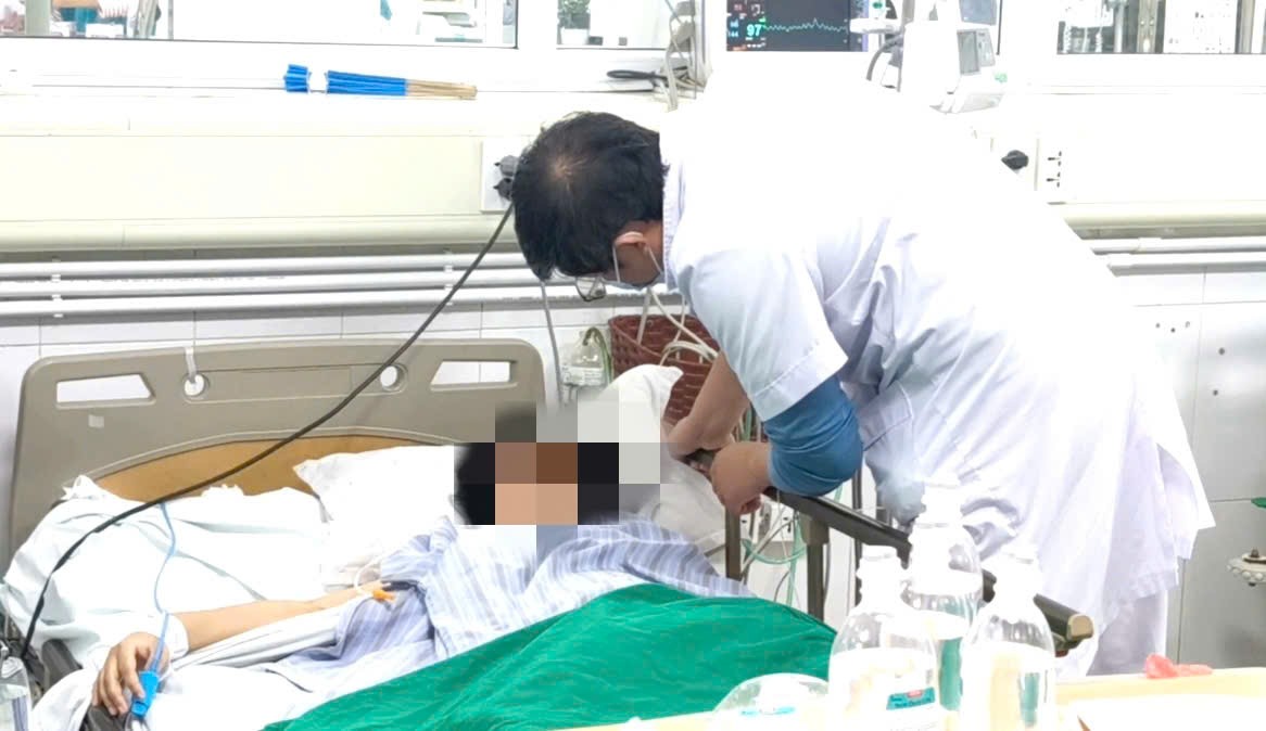 Bác sĩ thăm khám cho bệnh nhân.&nbsp;