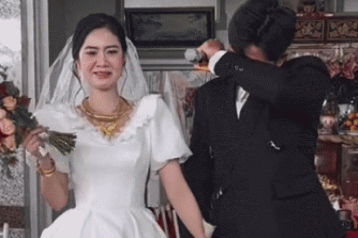 Chú rể Vĩnh Long khóc như mưa khi mẹ vợ trao con gái trên sân khấu cưới