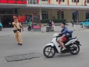 Khởi tố thanh niên bám theo đoàn xe ưu tiên, tông 1 công an bị thương