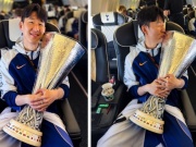 Bóng đá - Son Heung Min ôm cúp vô địch không rời, Tottenham "quay xe" với HLV Postecoglou?
