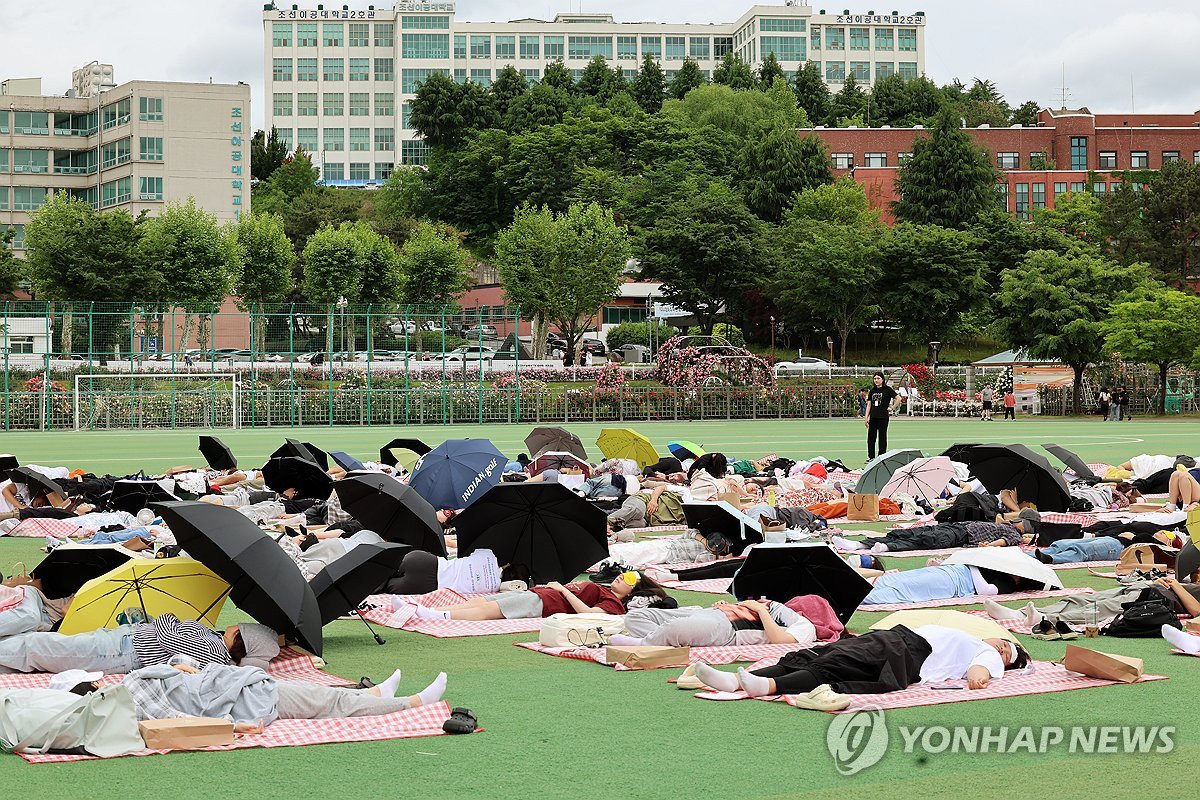 Sinh viên "ngủ công khai" tại sân trường đại học - 1