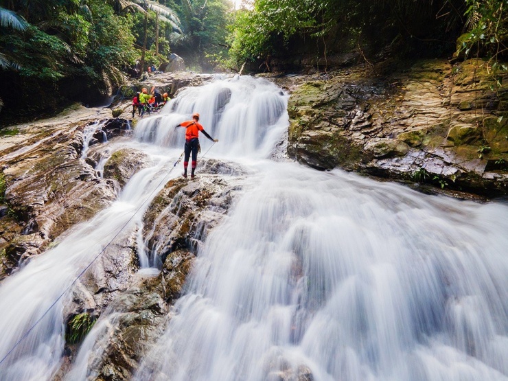 Thác Tóc Tiên không chỉ sở hữu vẻ đẹp hoang sơ, hùng vĩ mà còn là điểm đến lý tưởng cho những ai yêu thích khám phá, mạo hiểm. Ảnh MIA
