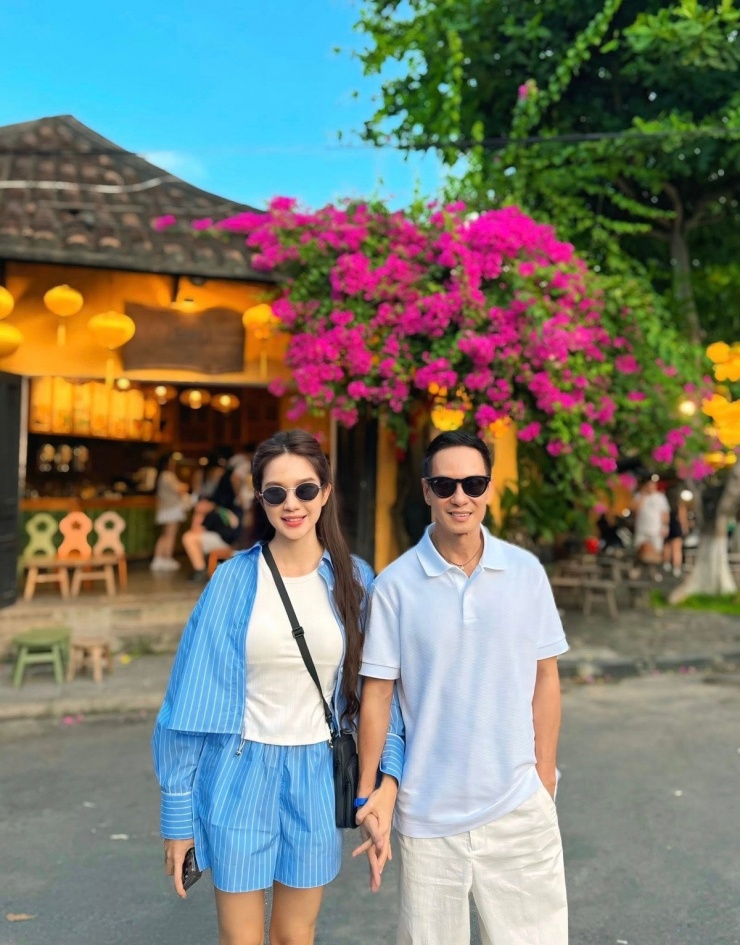 Đặc biệt, những khoảnh khắc diện đồ đôi của Minh Hà và Lý Hải bên bờ biển, hay tay trong tay dạo phố Hội An, khiến netizen không khỏi ghen tị trước sự đồng điệu và lãng mạn như thuở mới yêu.