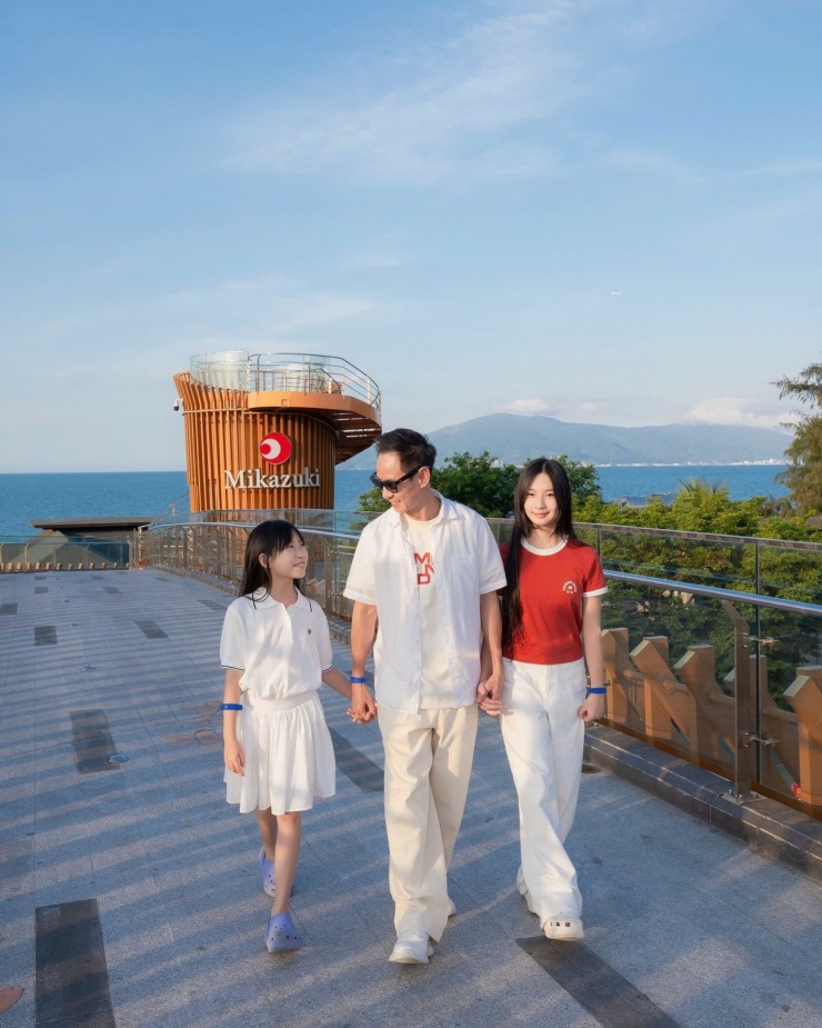 Lý Hải kết hôn với Minh Hà vào năm 2011, hiện có 4 người con. Cặp đôi thường xuyên khoe khoảnh khắc đời thường cả gia đình bên nhau vui vẻ.