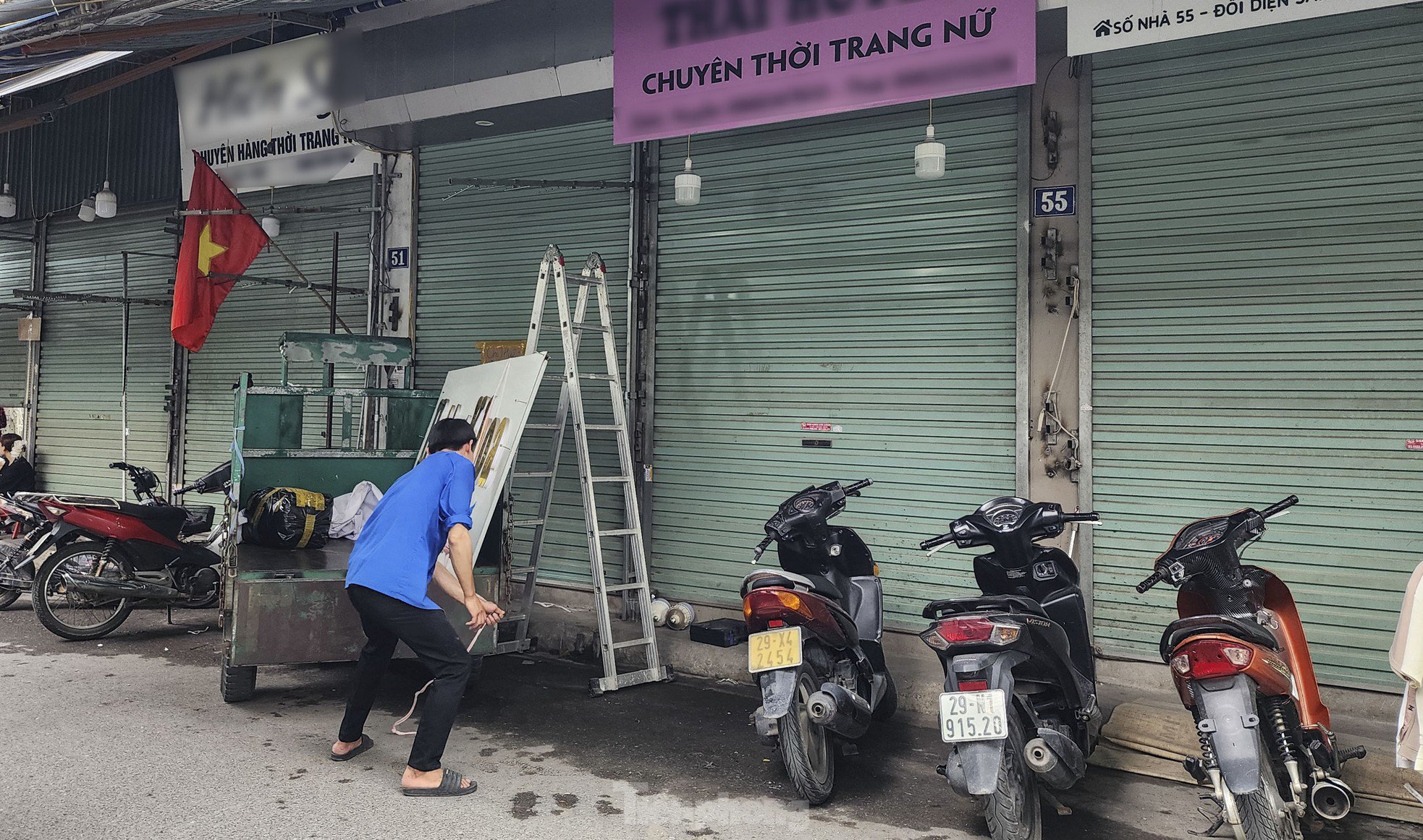 Một số cửa hàng còn tháo cả biển hiệu kinh doanh.
