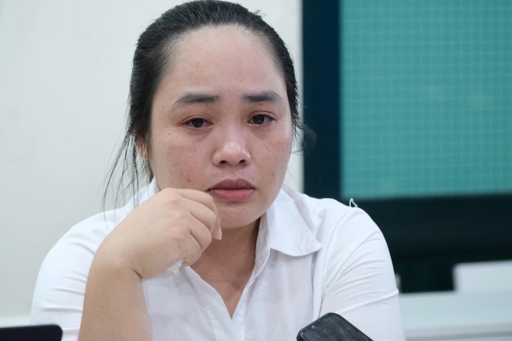 Chị Đỗ Thị Phương òa khóc khi nhớ về em gái. Ảnh: Ngọc Trang
