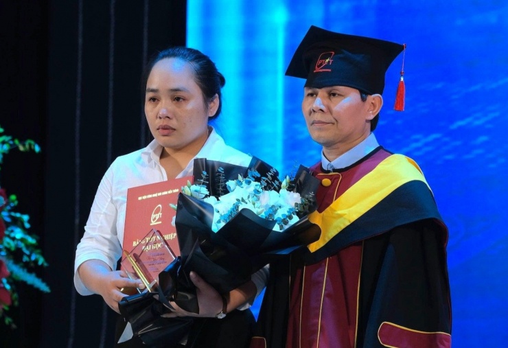 Chị Phương thay em gái nhận bằng tốt nghiệp. Ảnh: Ngọc Trang