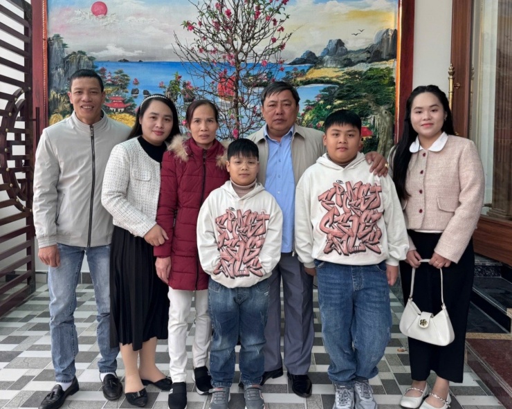 Nữ sinh Đỗ Ngọc Huế (bên phải) cùng gia đình. Ảnh: NVCC