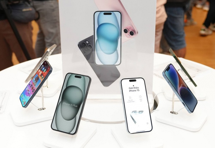 Các mẫu iPhone giảm giá là một lựa chọn kinh tế với nhiều người tiêu dùng. Ảnh: Duy Anh