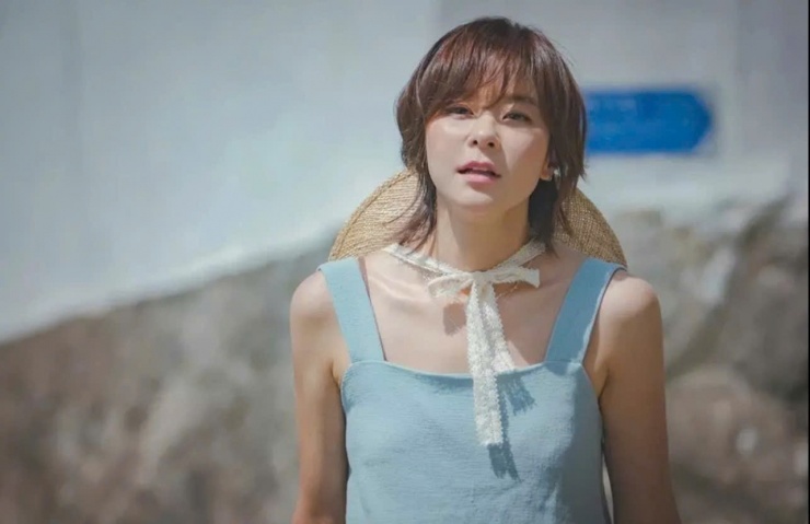 Choi Kang Hee gia nhập giới giải trí vào năm 1998, có khoảng 25 năm hoạt động nghề.