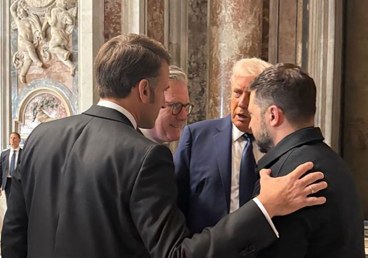 Tổng thống Donald Trump nói chuyện với (từ trái sang) Tổng thống Pháp Emmanuel Macron, Thủ tướng Anh Keir Starmer, và Tổng thống Ukraine Volodymyr Zelensky tại tang lễ Giáo hoàng Francis vào tháng trước. Ảnh: Cơ quan báo chí Tổng thống Ukraine.