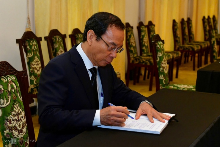 Bí thư Thành ủy TP HCM Nguyễn Văn Nên ghi sổ tang.