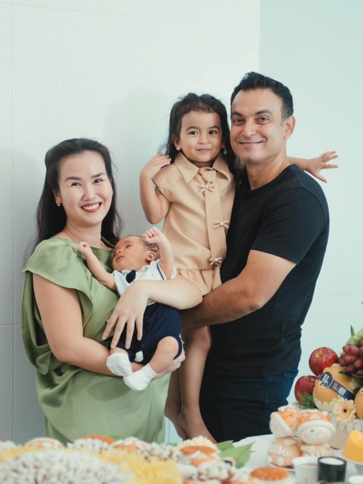 Võ Hạ Trâm và ông xã người Ấn Độ hạnh phúc, mãn nguyện khi sinh hai con khỏe mạnh, đủ nếp - tẻ sau sáu năm kết hôn.