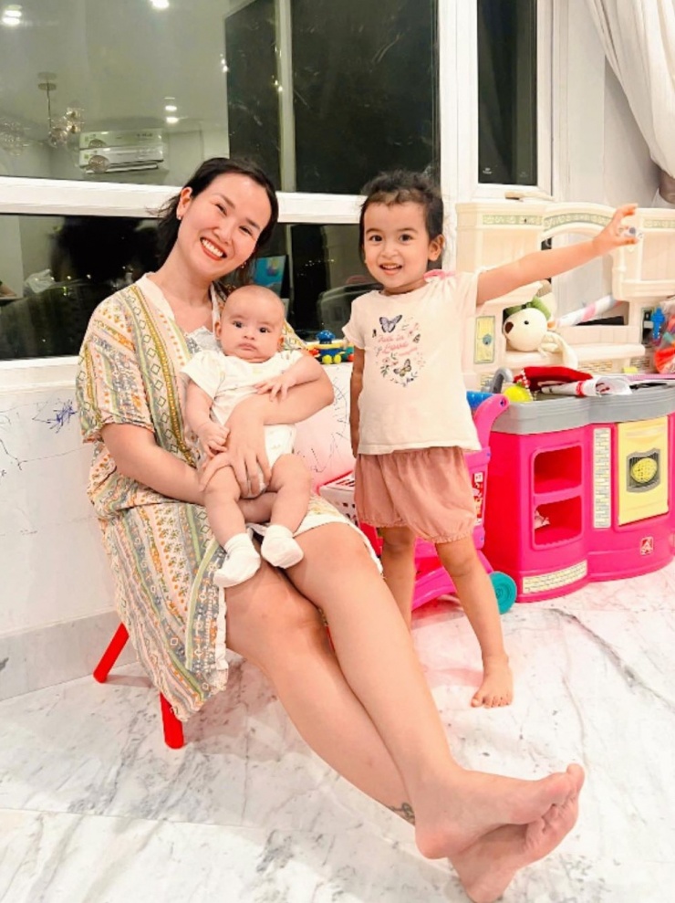Theo Võ Hạ Trâm, bé Moon, 3 tuổi, là bản sao của doanh nhân Vikas còn bé Milo, 7 tháng tuổi, dù giống mẹ nước da trắng vẫn không khác 'phiên bản mini của bố'.