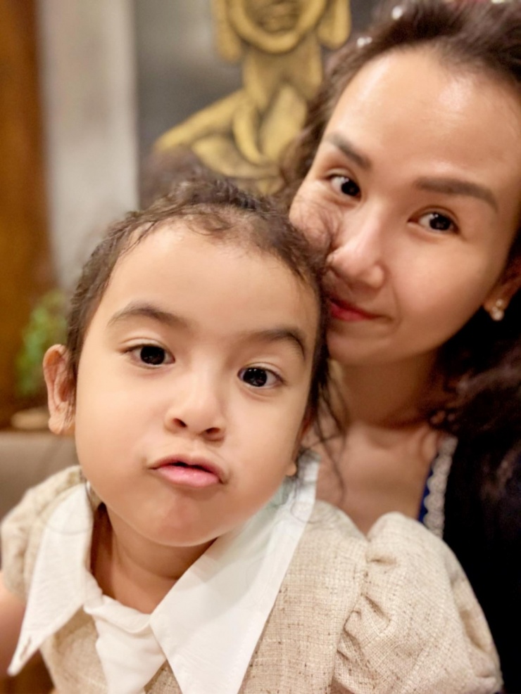 Theo ca sĩ, lúc nhỏ Moon giống bố nhiều hơn còn hiện trông nữ tính, điệu đà với mái tóc dài tết bím.