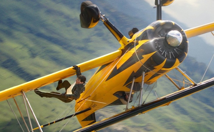 Tom Cruise tự thực hiện cảnh đu mình ngoài máy bay trên độ cao 3.000m. 