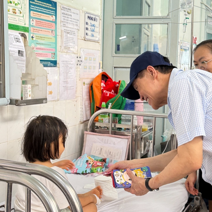 Doanh nhân Johnathan Hạnh Nguyễn xuất hiện giản dị tại khoa Ung bướu Bệnh viện Nhi đồng 2.
