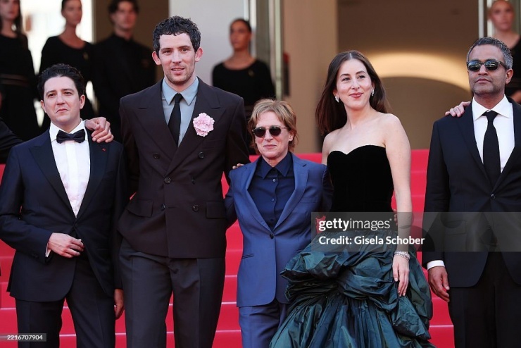 Ngày 23/4, The Mastermind có buổi công chiếu lần đầu tại Liên hoan phim Cannes lần thứ 78. Dàn diễn viên (trái qua phải: John Magaro, Josh O'Connor, Alana Haim, Anish Savjani và Christopher Blauvelt) cùng đạo diễn Kelly Reichardt (ở giữa) ra mắt công chúng trên thảm đỏ. Phim xoay quanh một vụ trộm tranh từ viện bảo tàng vào thập niên 1970. Ảnh: Getty Images.