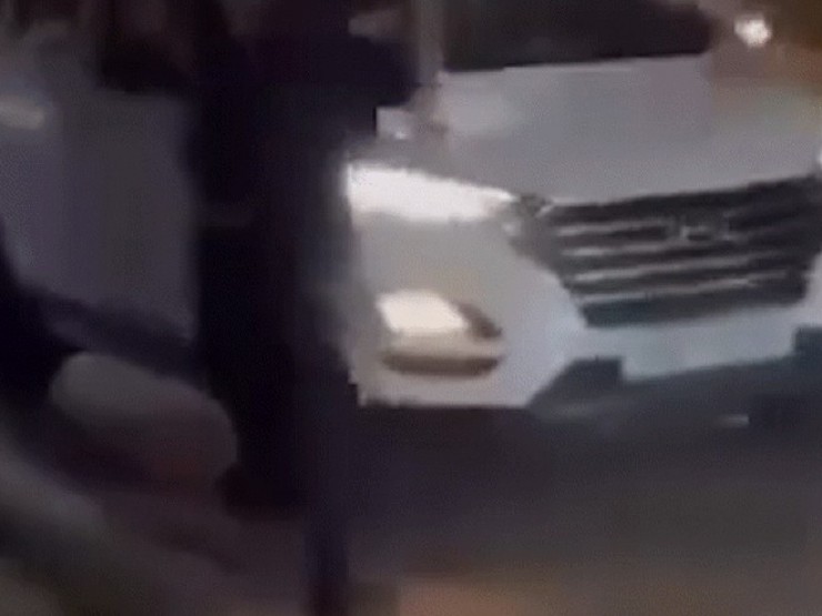 Clip nam thanh niên lái ô tô lao thẳng vào CSGT ở Thái Nguyên