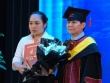 Chị gái bật khóc lên nhận bằng tốt nghiệp thay em đã mất