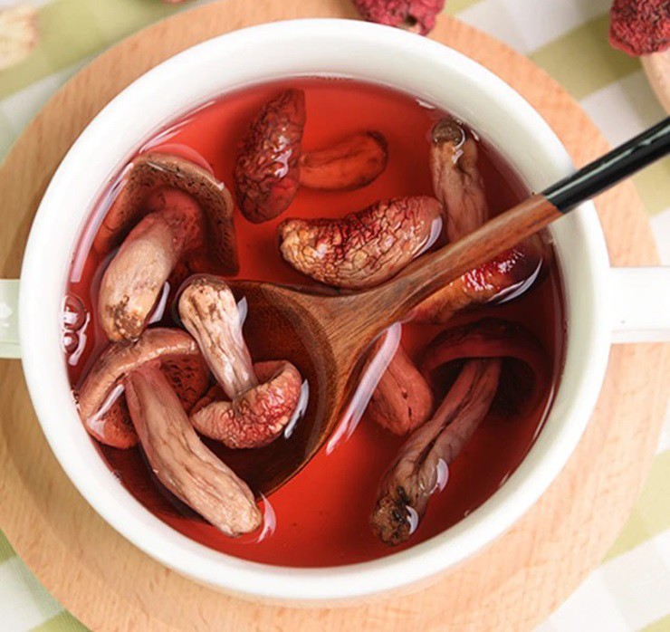 Các món ăn được nấu với nấm đỏ như canh sườn heo, canh ngao, súp gà, vịt om, súp đậu phụ, trứng hầm… có giá trị dinh dưỡng cực kỳ cao.

