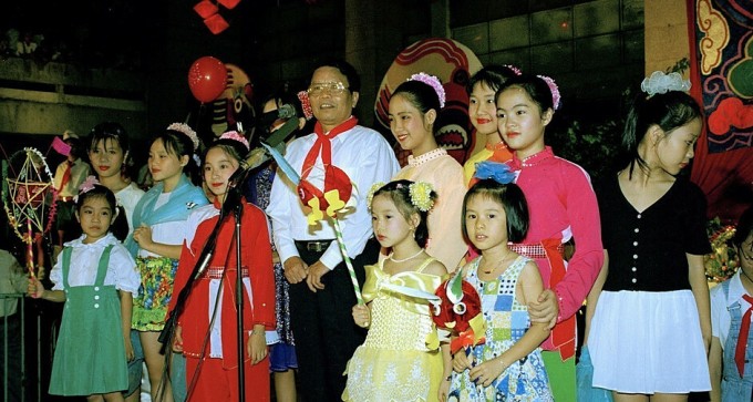Chủ tịch nước Trần Đức Lương vui tết Trung thu với thiếu nhi Thủ đô Hà Nội, ngày 23/9/1999. Ảnh: TTXVN