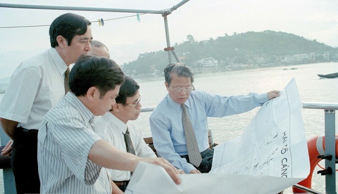 Nguyên Chủ tịch nước Trần Đức Lương khi kiểm tra quy hoạch Vịnh Hạ Long, nhằm đảm bảo phát triển kinh tế và bảo vệ cảnh quan môi trường, 15/10/1997. Ảnh: TTXVN