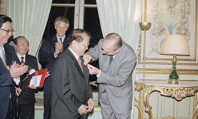 Tổng thống Pháp Jacques Chirac trao tặng Huân chương Bắc Đẩu bội tinh hạng Nhất cho Chủ tịch nước Trần Đức Lương, tại Paris, ngày 28/10/2002. Ảnh: TTXVN