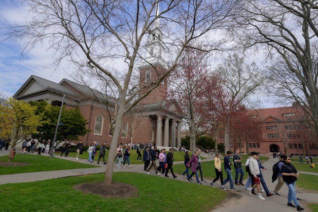 Trong khuôn viên Đại học Harvard. (Ảnh: PBS)
