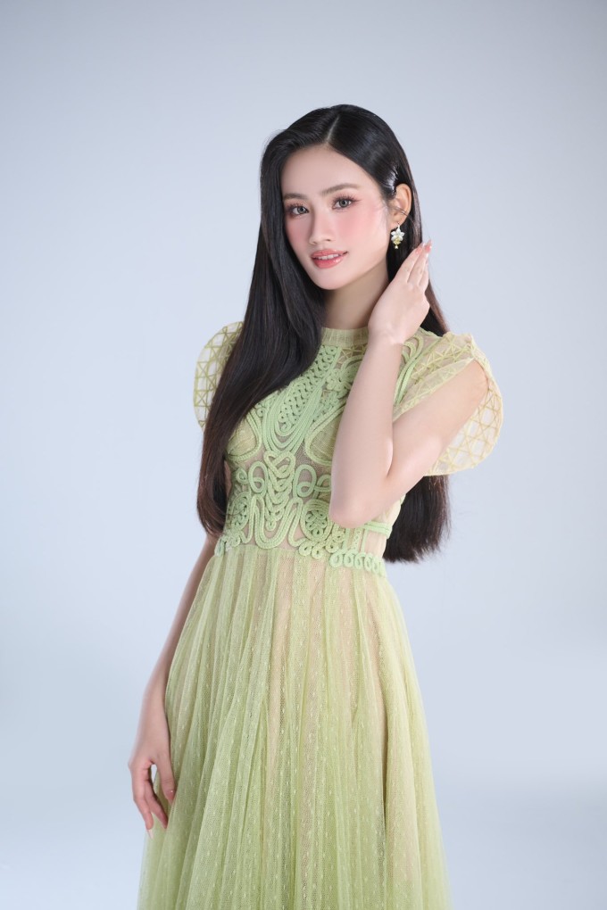 Ý Nhi chọn phong cách nữ tính cho sự kiện tối 20/5 tại Miss World.
