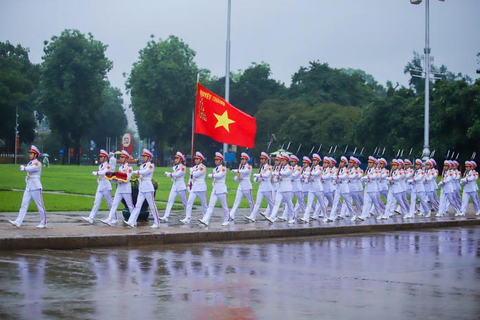 Đội tiêu binh Bộ Tư lệnh bảo vệ Lăng Chủ tịch Hồ Chí Minh mang theo lá cờ được gắn dải băng tang tiến vào Quảng trường Ba Đình