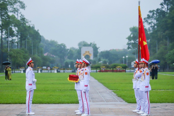 Lễ treo cờ rủ Quốc tang nguyên Chủ tịch nước Trần Đức Lương tại Quảng trường Ba Đình - 3