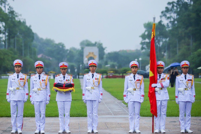 Lễ treo cờ rủ Quốc tang nguyên Chủ tịch nước Trần Đức Lương tại Quảng trường Ba Đình - 4