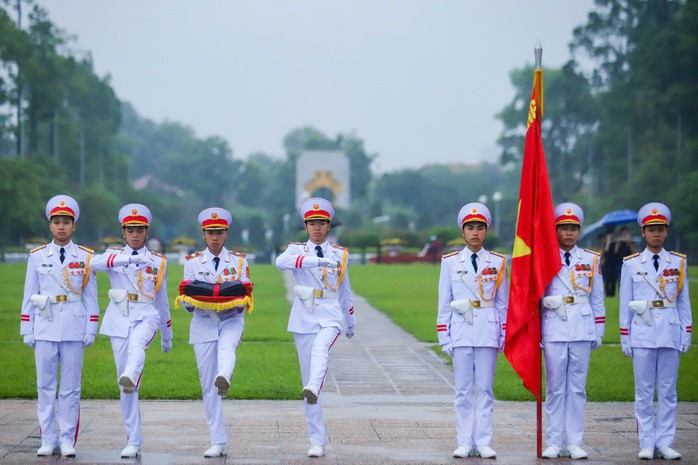 Lễ treo cờ rủ Quốc tang nguyên Chủ tịch nước Trần Đức Lương tại Quảng trường Ba Đình - 5